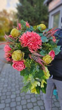 Przygotowania do uroczystości Wszystkich Świętych w pawilonach handlowych PGKiM