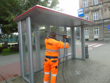 Utrzymanie czystości i porządku na przystankach autobusowych w Jarosławiu